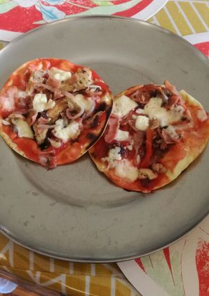 Una foto de Mini pizzas rápidas de pollo, con tapas de empanadas