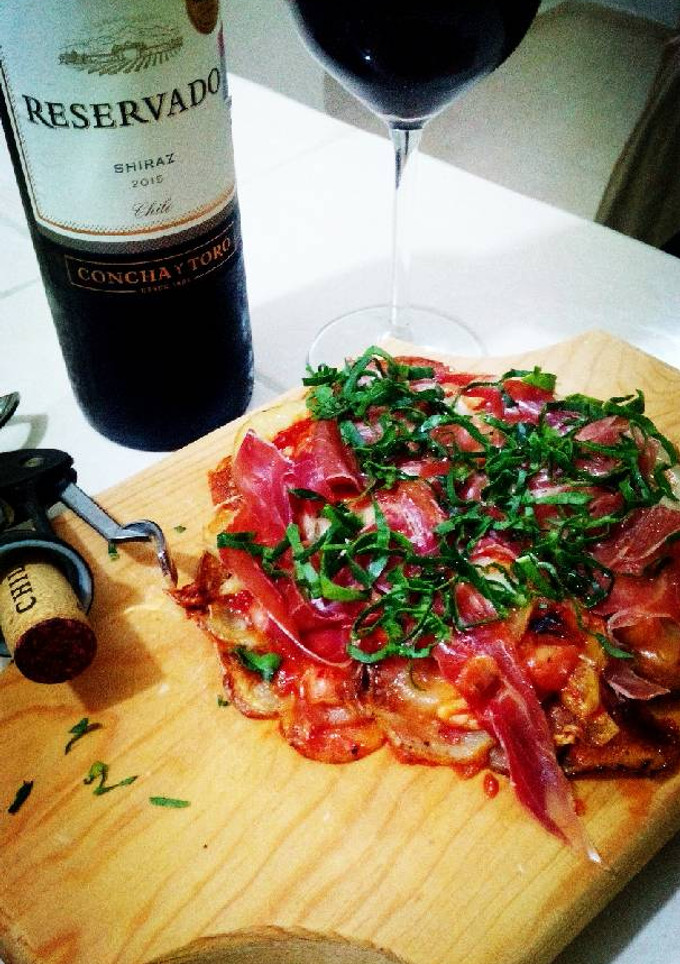 Una foto de Pizza de papa con jamón serrano
