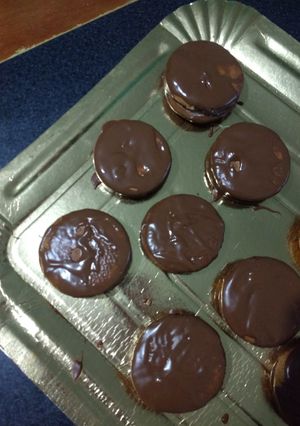Una foto de Alfajores de chocolate muy fácil de hacer!