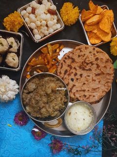 उपवासाचे जेवणाचे ताट भाकरी, भरीत, आमटी (upwasache bhakhri bharit amti recipe in marathi) रेसिपी चे मुख्य फोटो