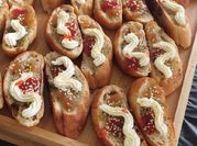Una foto de bruschetta morron