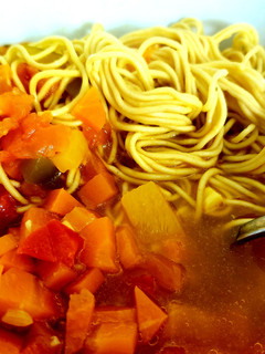 Una foto de Sopa polaca de verduras y caldo de pollo