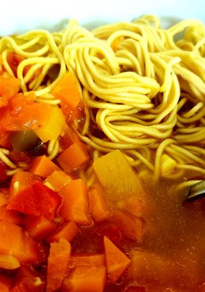 Una foto de Sopa polaca de verduras y caldo de pollo