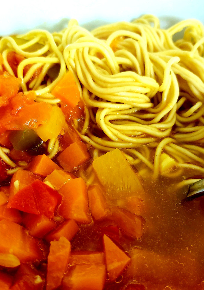 Una foto de Sopa polaca de verduras y caldo de pollo