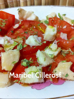 Una foto de Ensalada de tomate y queso