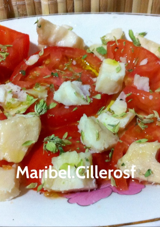 Una foto de Ensalada de tomate y queso