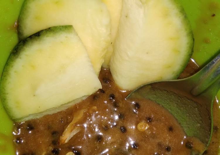 Bagaimana Menyiapkan Rujak Mangga Muda, Lezat Sekali