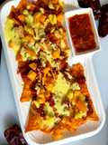 नाचोस विद चीज़ी सॉस और मैंगो सालसा (nachos with cheese sauce aur mango salsa recipe in Hindi)