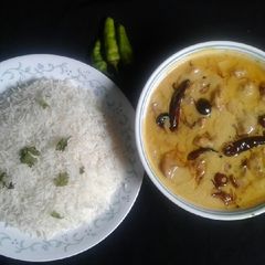 A picture of Karhi with boil rice.