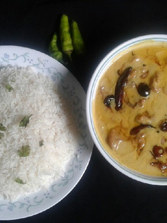 A picture of Karhi with boil rice.