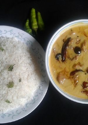 A picture of Karhi with boil rice.