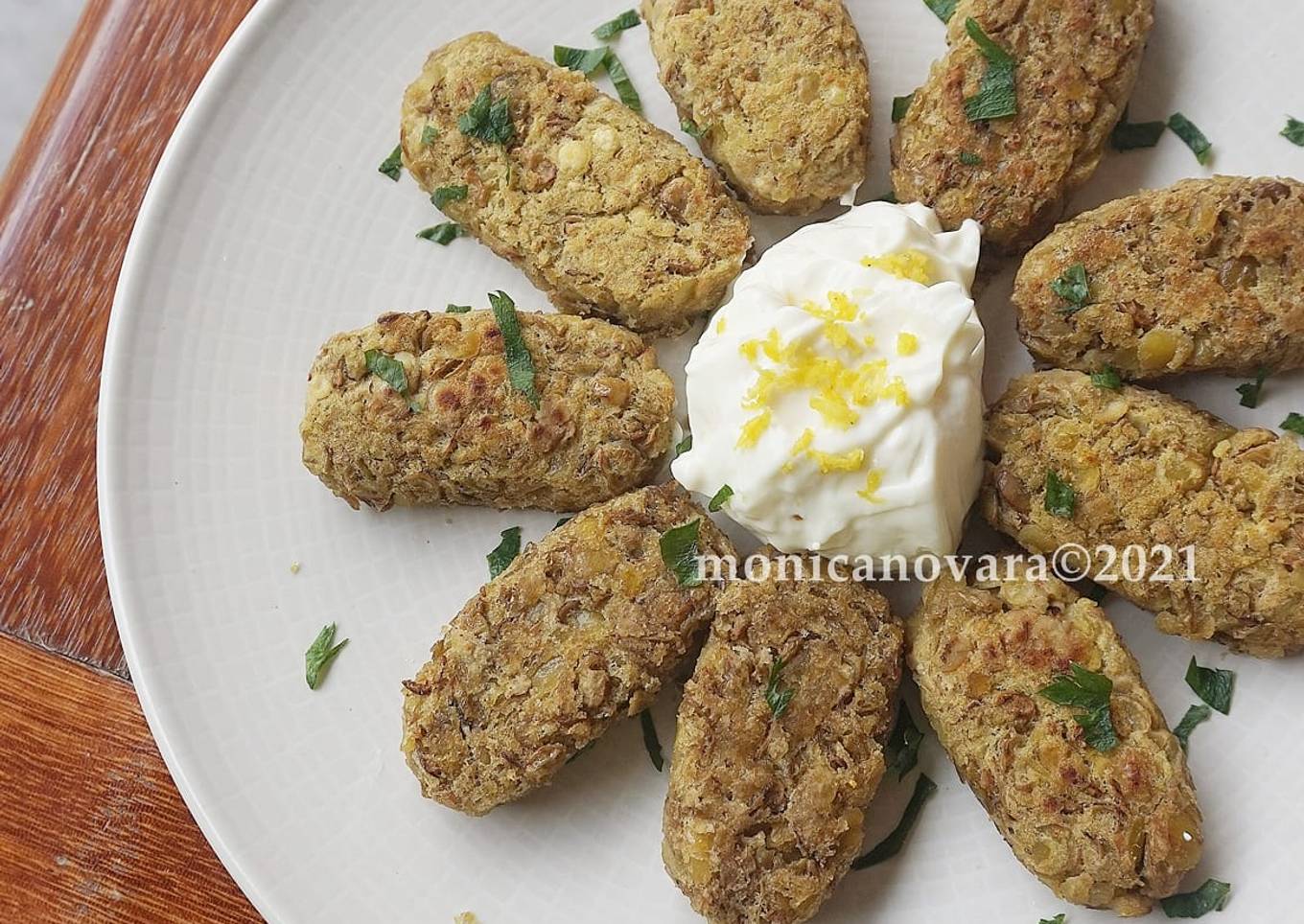 Lentil Bites with Yoghurt Dip