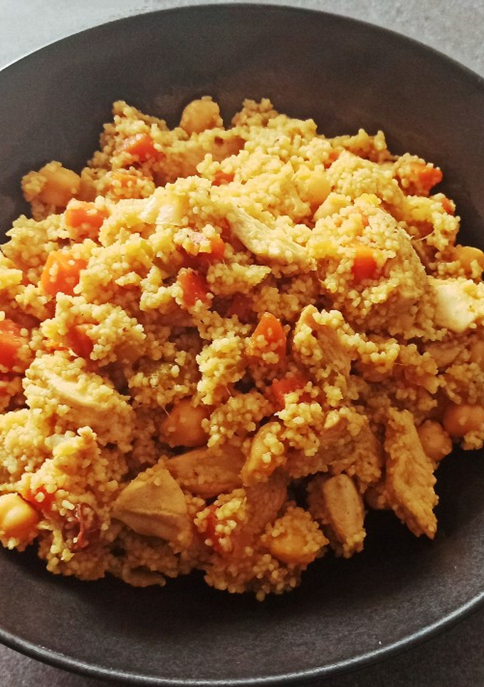 Una foto de Cuscús con pollo