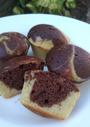 Una foto de Muffins marmolados. Súper esponjosos