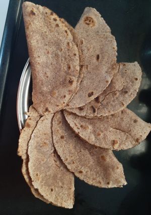 મલ્ટી ગ્રેઇન આટા રોટી (Multi Grain Atta Roti Recipe In Gujarati) રેસીપી મુખ્ય ફોટો