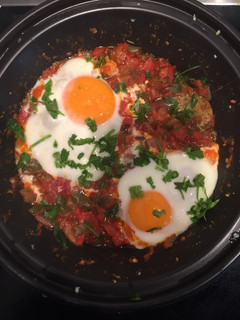 Una foto de Shakshuka (huevos escalfados)