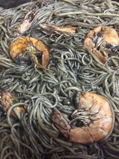 Una foto de Espaguetis con langostinos en tinta de sepia🦑🦐