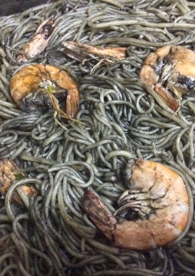 Una foto de Espaguetis con langostinos en tinta de sepia🦑🦐
