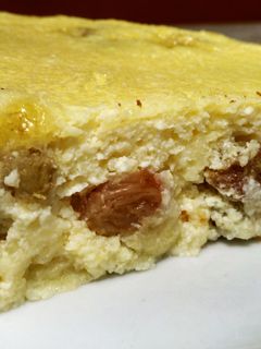 Фото Творожная запеканка с изюмом - самый простой рецепт.