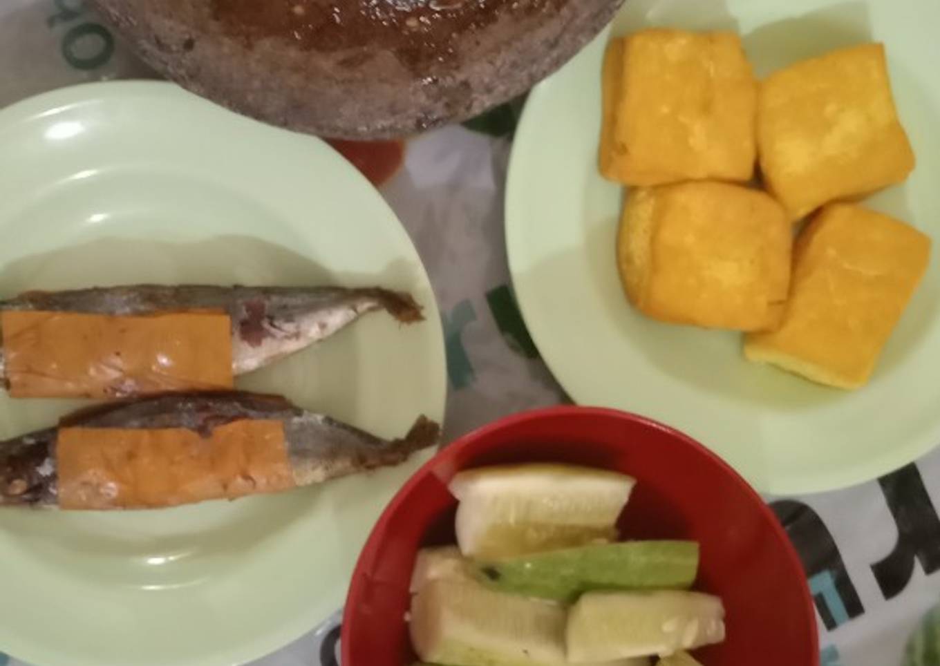 Menu Makan Siang (Goreng Ikan Deles, Goreng Tahu dan Sambal)