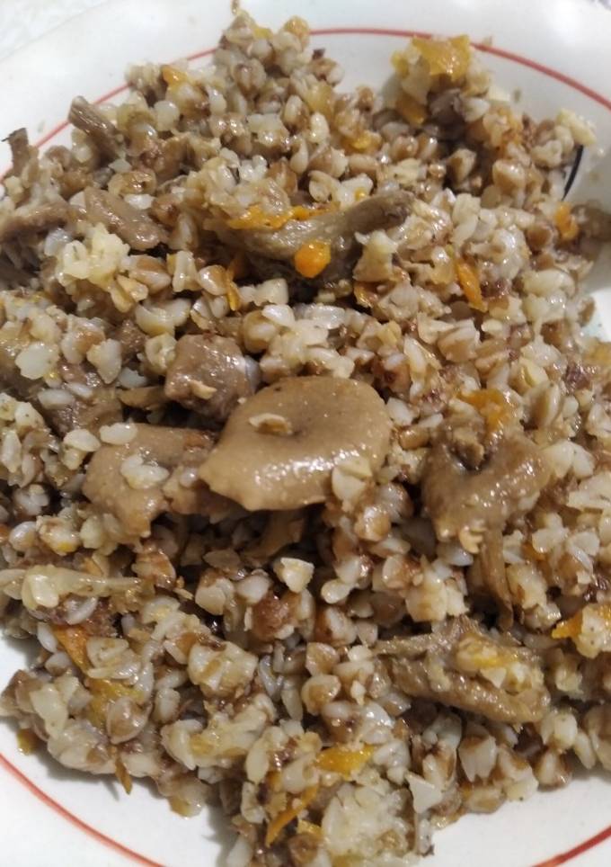 Гречана каша з грибами (лисичками)