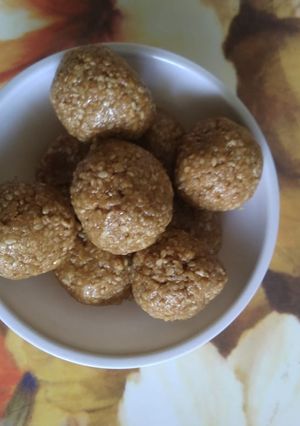 લાડુ(ladoo Recipe in Gujarati) રેસીપી મુખ્ય ફોટો