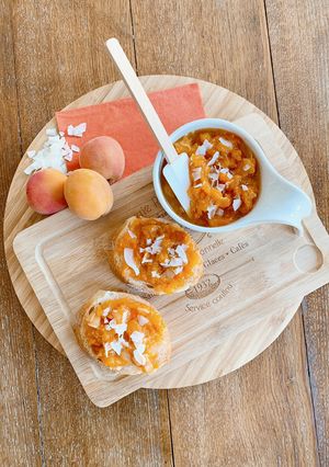 Une photo de Compotée aux abricots, vanille et noix de coco