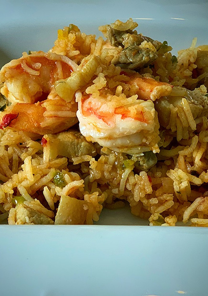 Una foto de Arroz basmati con panceta y langostinos