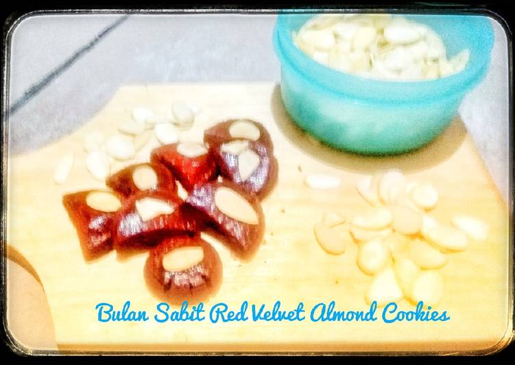 Bulan Sabit Red Velvet Almond Cookies