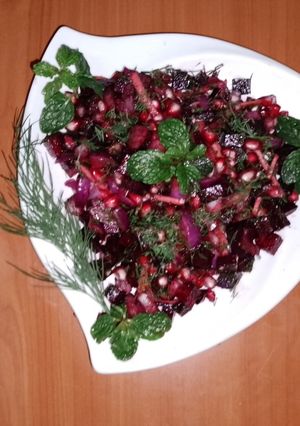 A picture of Beetroot & pomegranate salad🥗🌶️🧅.