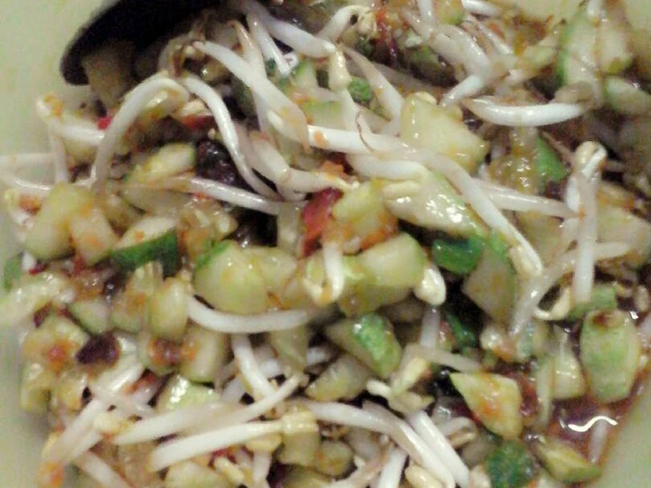 Langkah Mudah untuk Membuat Resep  Rujak Timun toge yang Lezat, Sempurna