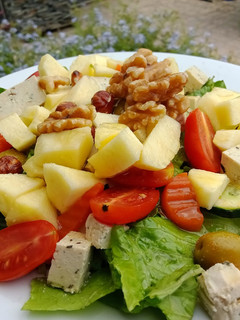 Una foto de Ensalada de tofu y manzana