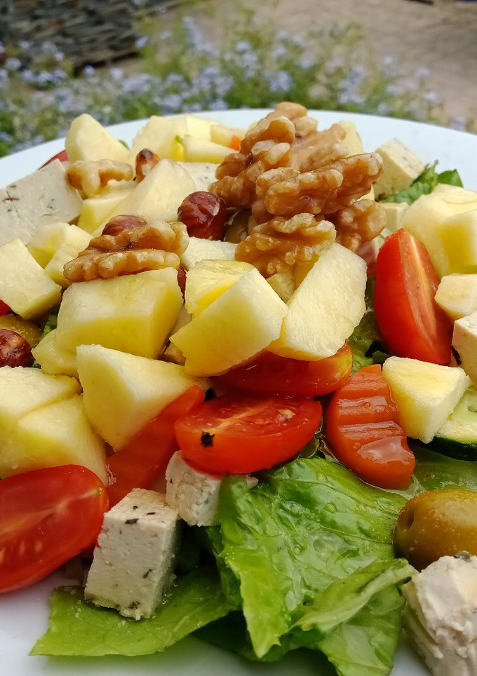 Una foto de Ensalada de tofu y manzana
