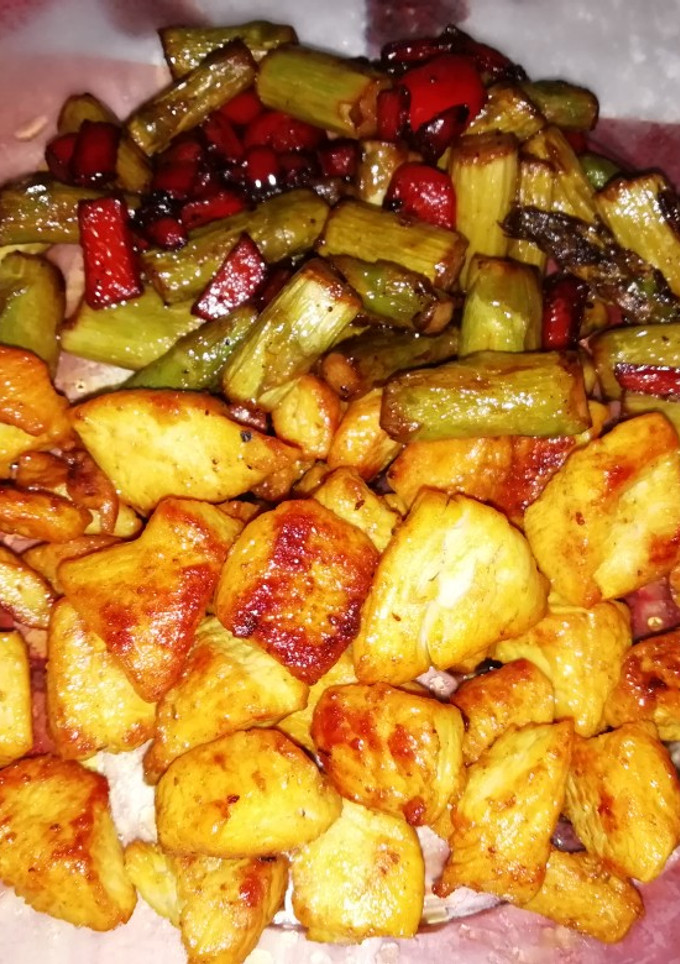 Una foto de Pinchitos de pollo acompañado de espárragos y pimiento rojo