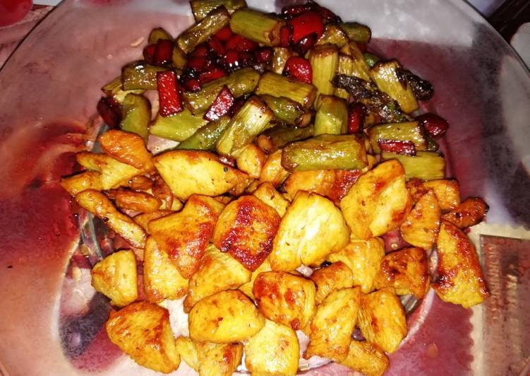 Pinchitos de pollo acompañado de espárragos y pimiento rojo
