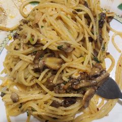Aglio olio with mushrooms A picture of Aglio olio with mushrooms.