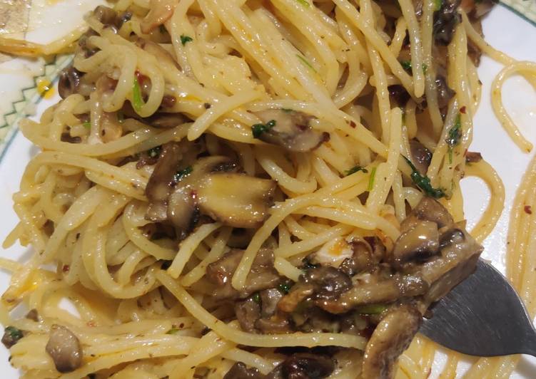 Simple Way to Prepare Perfect Aglio olio with mushrooms