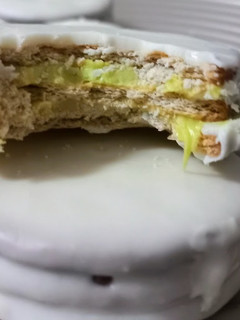Una foto de Alfajores Triples Express sin Horno con Galletitas tipo Maria de Limón Bañados con Chocolate Blanco