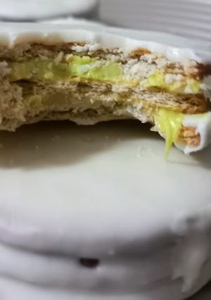 Una foto de Alfajores Triples Express sin Horno con Galletitas  tipo Maria de Limón Bañados con Chocolate Blanco