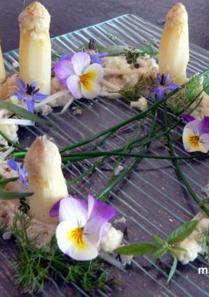 Une photo de Couronne printanière chou fleur et asperges