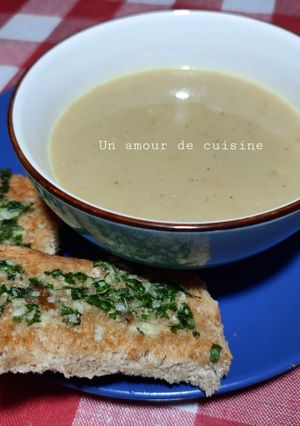 Une photo de Potage accompagné de pain grillé au persil et à l'ail 🥣🍞