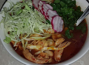Una foto de Pozole rojo de pollo