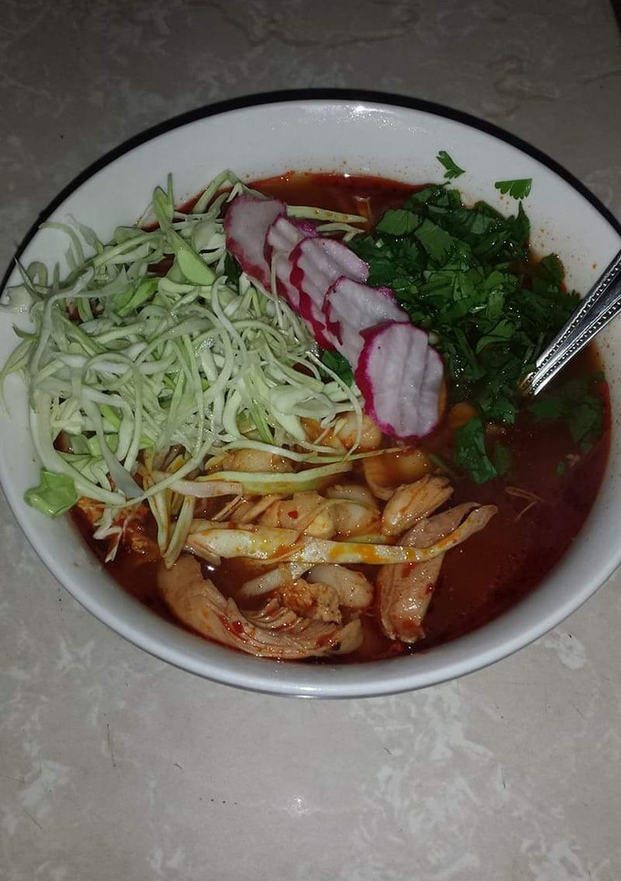 Una foto de Pozole rojo de pollo