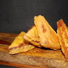 A picture of Stuffed Bread Pakoda.