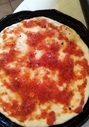 Una foto de Pizza de tomate y cebolla