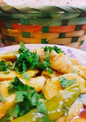 A picture of Arvi_ka_khatta_salan.
