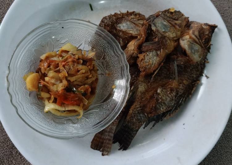 Bagaimana Menyiapkan Ikan garing sambal bombay ala keto yang Lezat Sekali