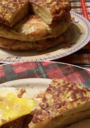 Una foto de Tortillas de papas cebollas y morrón rojo