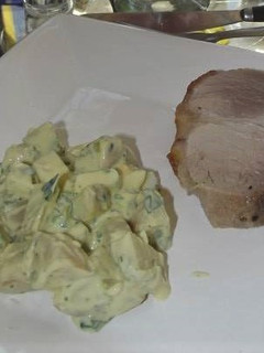 Una foto de Lomo ahumado con ensalada de chayote, milpa y huevo. Las correa