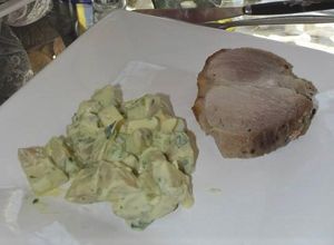 Una foto de Lomo ahumado con ensalada de chayote, milpa y huevo. Las correa